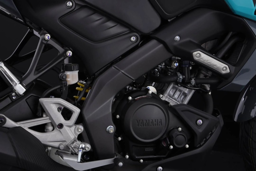 Close-up del motor de una moto Yamaha, mostrando detalles de la estructura y componentes mecánicos.