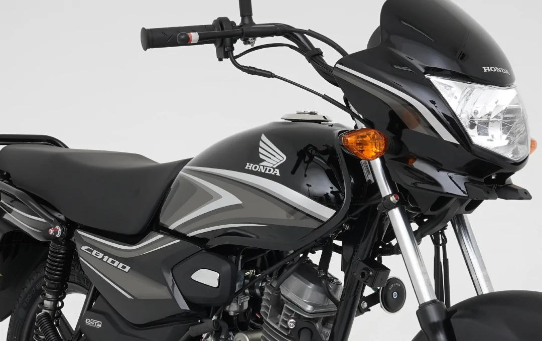 Motocicleta Honda CB1100, vista lateral con un diseño en tonos negro y gris, incluyendo detalles en plata.