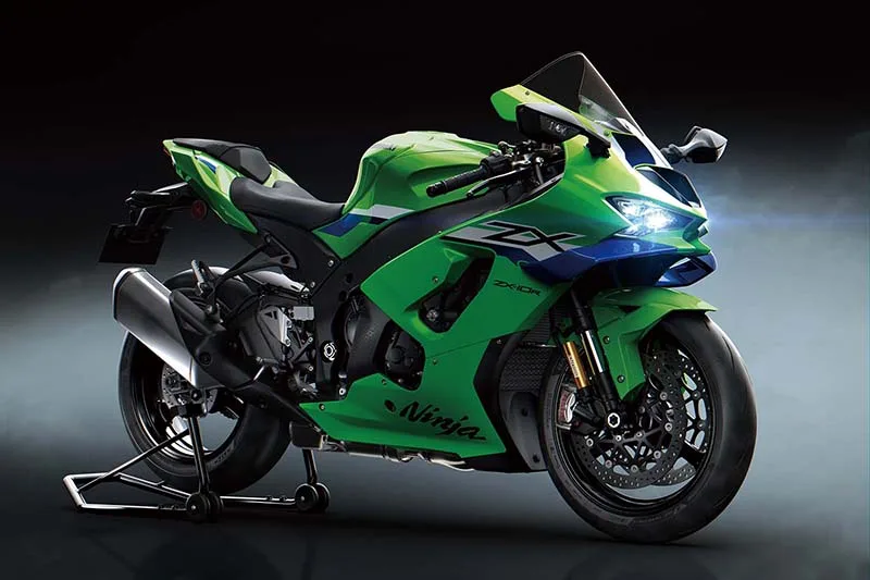 Motocicleta deportiva Kawasaki Ninja ZX-10R de color verde y azul en un fondo oscuro.