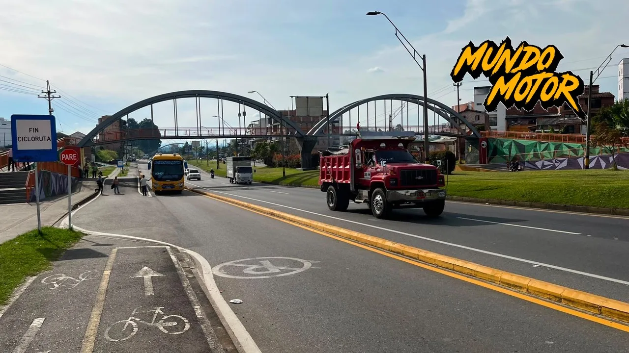 Doble calzada de la autopista Medellín-Bogotá en el Oriente antioqueño, con puente peatonal y tráfico de carga