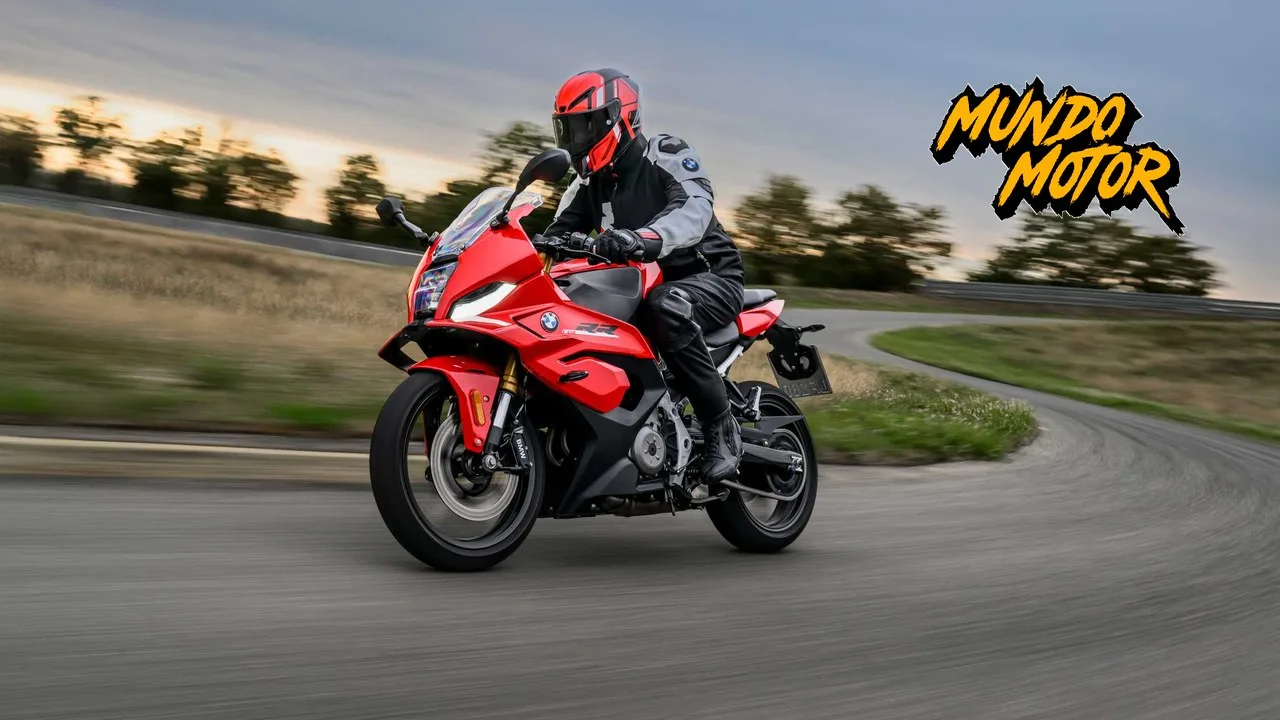 BMW F 450 RR roja en una curva de pista con piloto inclinado y logo de Mundo Motor