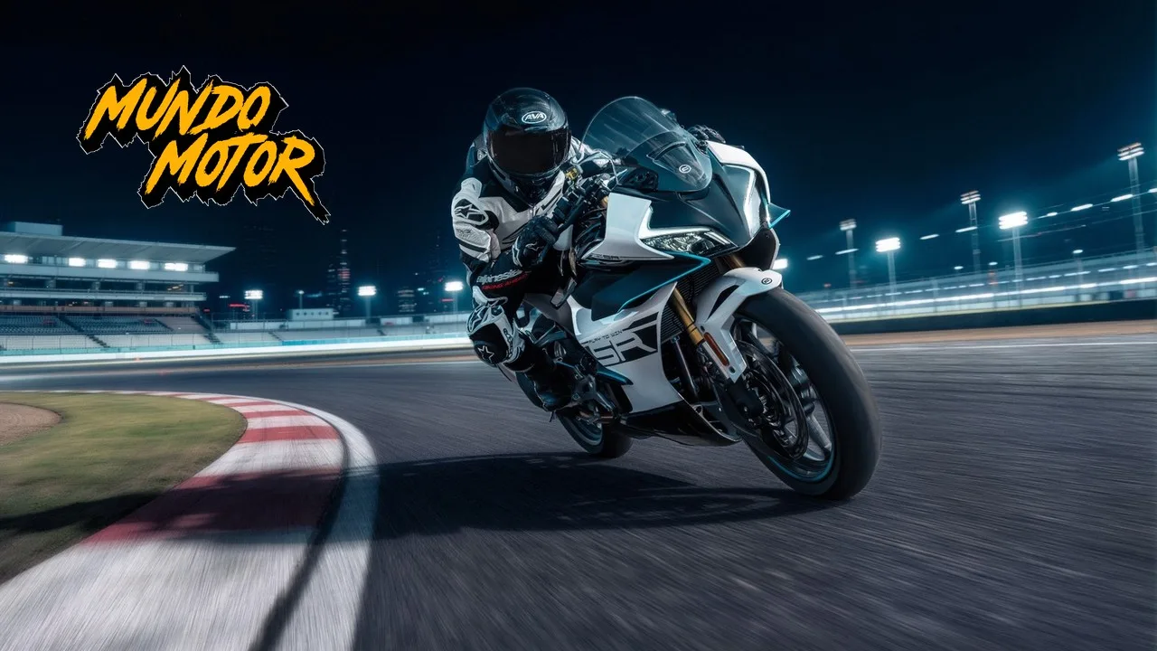 CFMOTO 450SR blanca y negra inclinada en una curva de circuito de noche