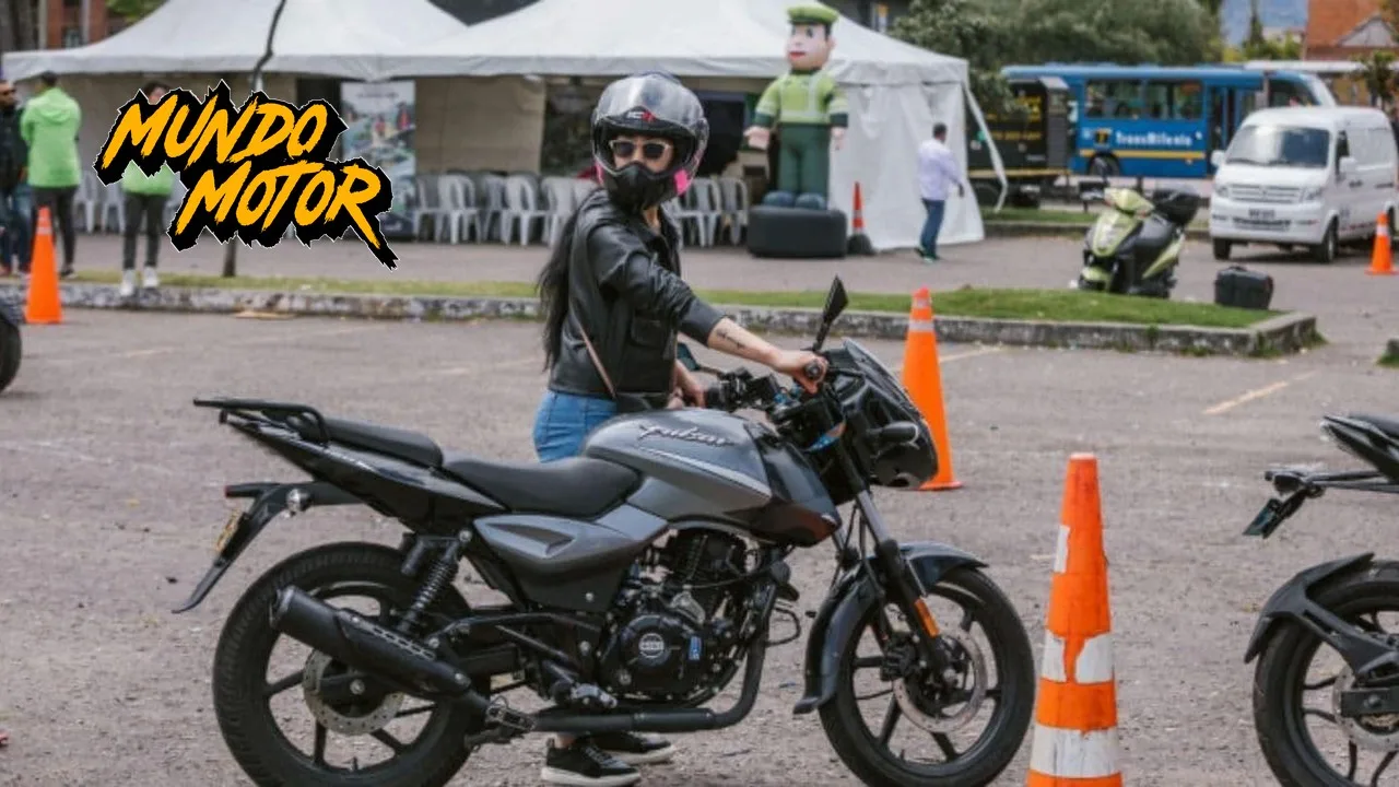 Mujer motociclista con casco junto a su moto en un curso gratuito de conducción de la Secretaría de Movilidad de Bogotá