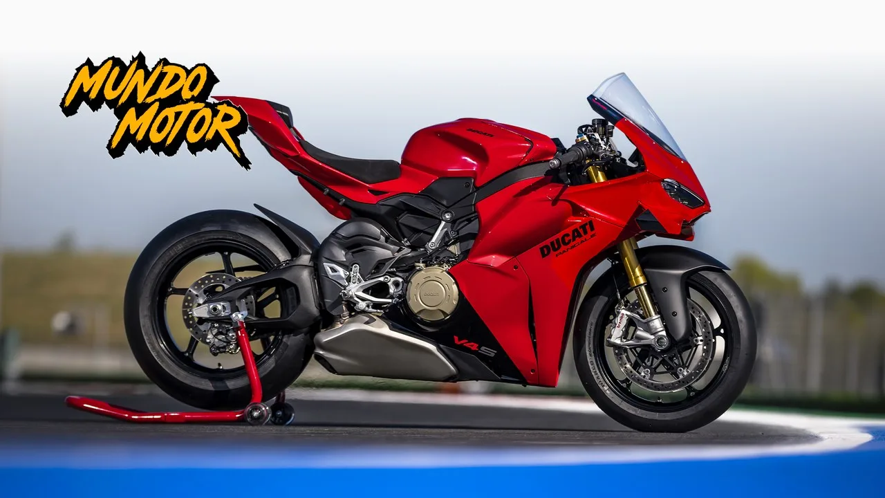 Ducati Panigale V4 S 2027 roja de perfil en un circuito