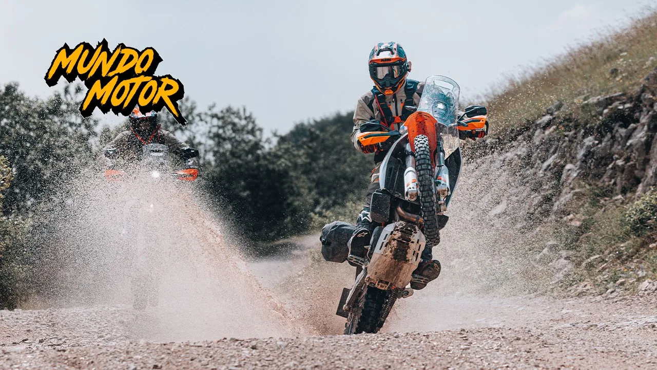 KTM 690 Rally 2027 levantando agua y grava en un camino de montaña