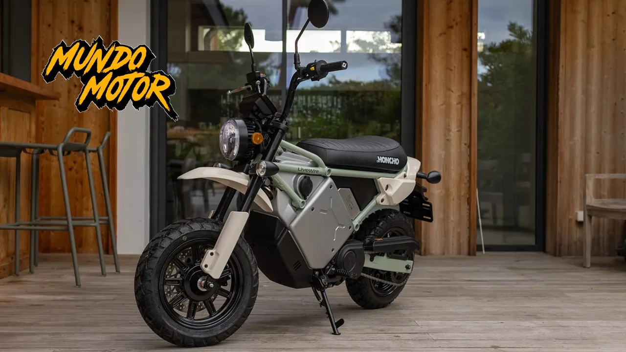 LiveWire S4 Honcho Street, minimoto eléctrica de calle, estacionada en una terraza de madera